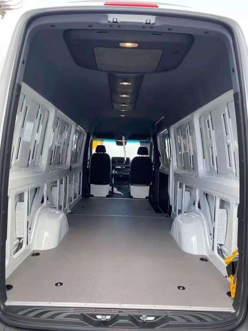 奔驰斯宾特324柴油四驱底盘,可以走国内房车改装公告,商务车改装公告