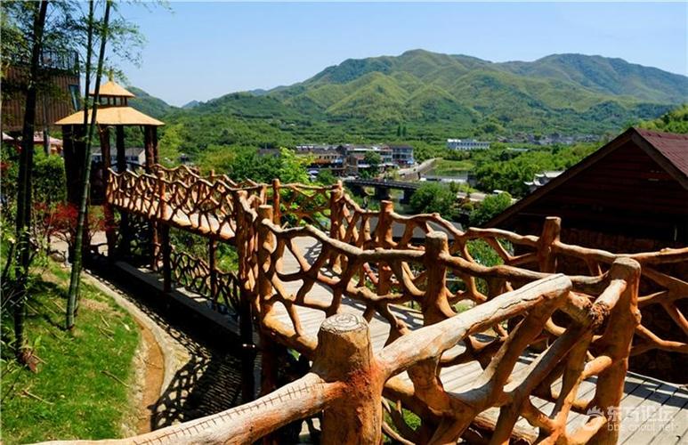 岩头村奇遇谷栈桥和亭子