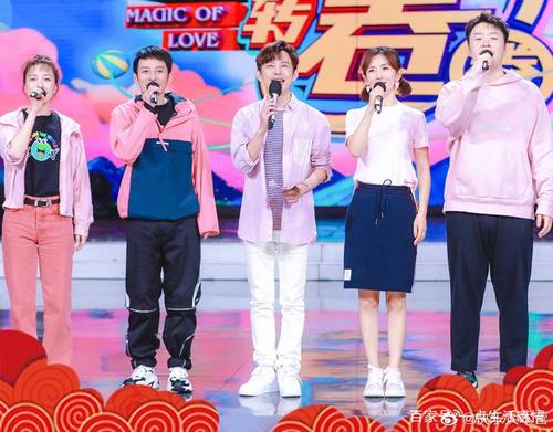 这离不开节目主持人团队"快乐家族"的功劳.