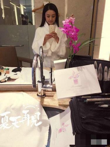 赵丽颖晒酒店浴袍照镜中现男人身影 竟这么像他