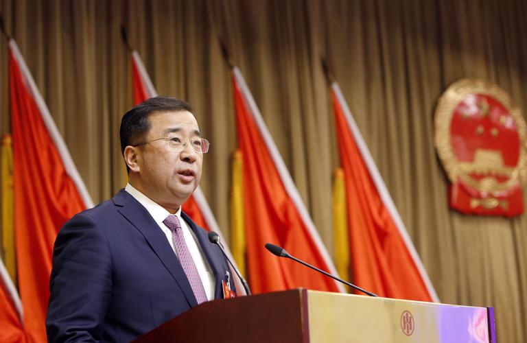 新当选的市南区人大常委会主任张忠同志作表态发言.