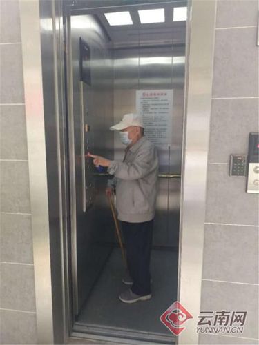 昆明这个社区的"悬空老人"坐上电梯了