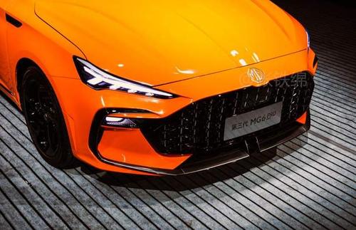 适合年轻人的10万级轿跑新款名爵6实车外观很霸气15t动力