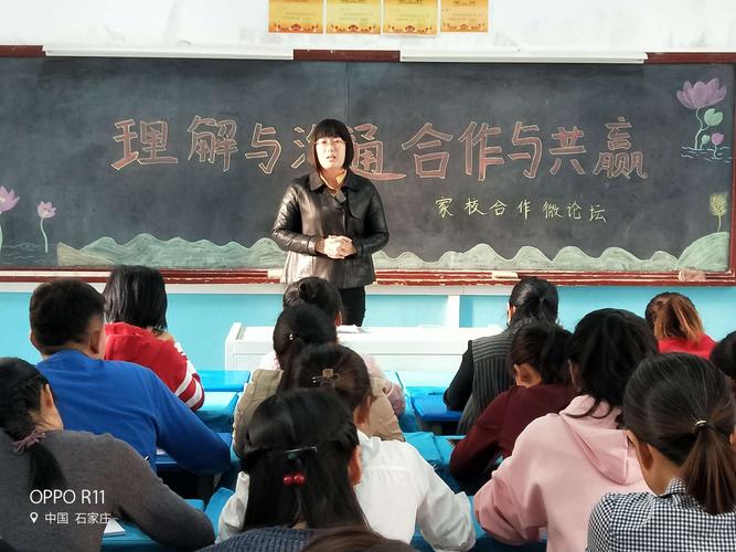经验丰富的李春霞老师在为老师们介绍自己的工作方法——教好孩子是