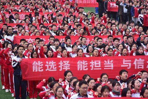 四川内江:直击高考百日誓师大会 全体师生手持横幅庄严宣誓"高考,我来