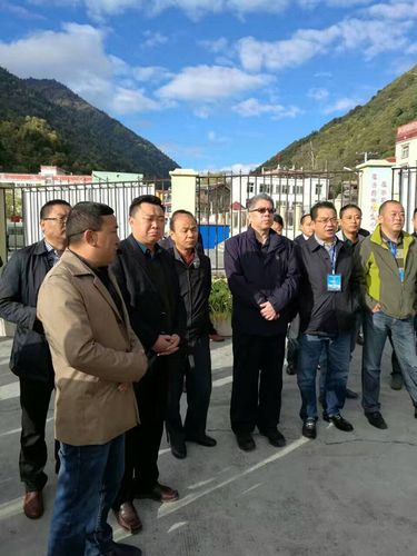 由副州长何斌,州政府副秘书长李清勇带队,金川县委书记卞思发,县长