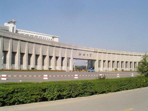 据说是耗资8000万建造的聊城大学校门