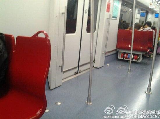 新闻更多 详情日前,有细心网友在乘坐上海地铁16号线时发现,列车车厢
