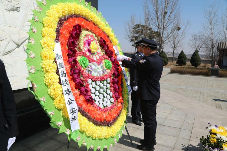 公安处政委郭伟整理挽联,带领民警瞻仰烈士纪念碑