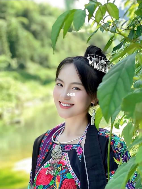 苗族姑娘穿搭_穿搭_服饰_美女_苗族服饰_时尚_穿搭
