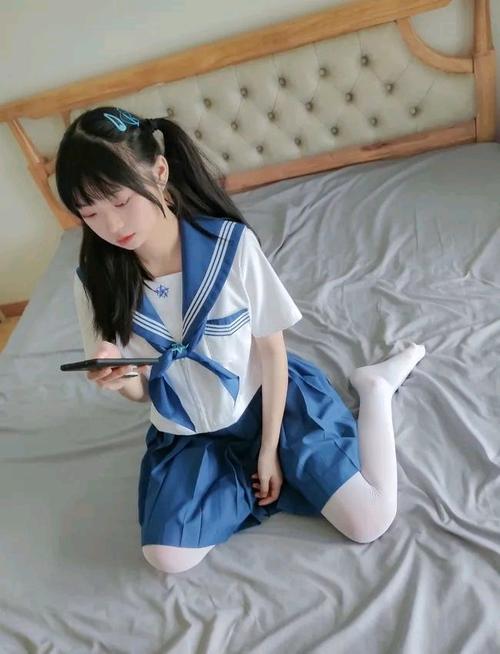 可爱少女水手服白丝过膝写真