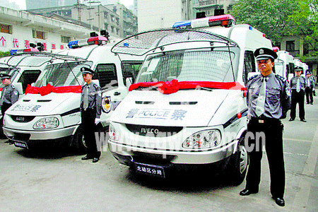 多功能警车披挂上阵(图)