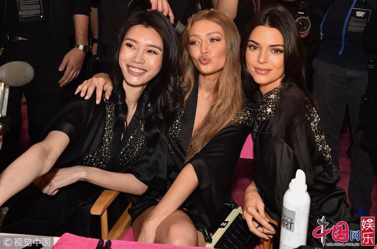 2018维密后台:奚梦瑶手舞足蹈 何穗刘雯素颜出镜