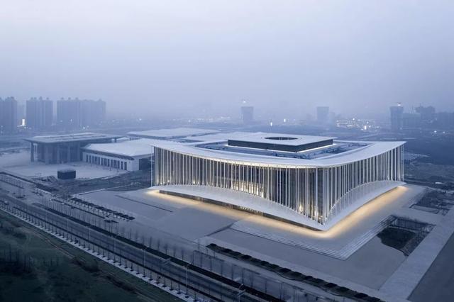 西安丝路国际会议中心落成,建筑呈现"悬浮弯月"设计