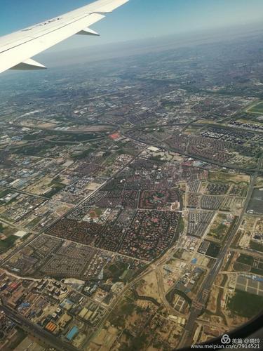 快到上海机场了,飞机在慢慢下降.俯视地面,欣赏着……上海,我来啦!