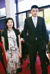 姚明基金会办慈善晚宴携怀孕妻子叶莉出席图