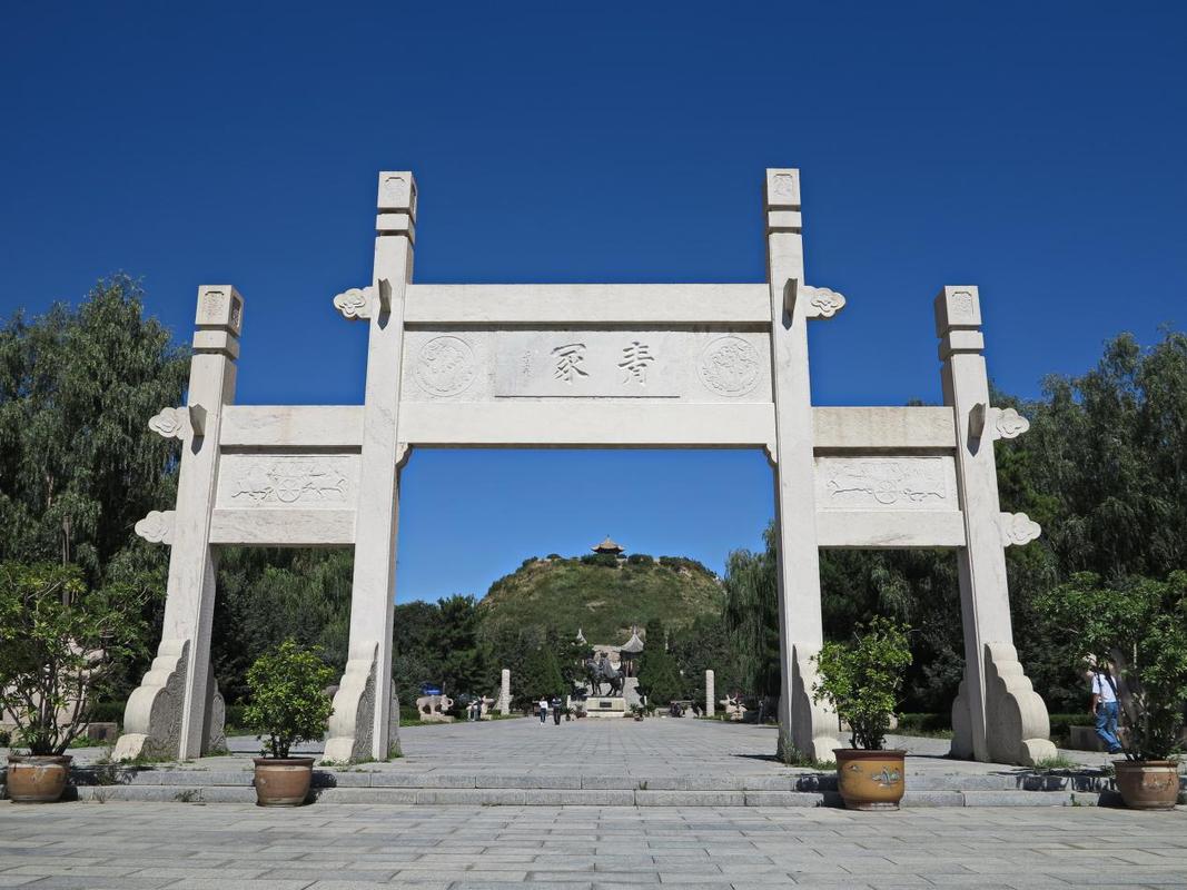 昭君自有千秋在,昭君墓