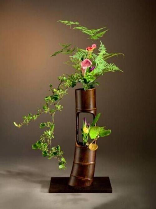 平卧式:是指全部的花材在一个平面上的插花样式.