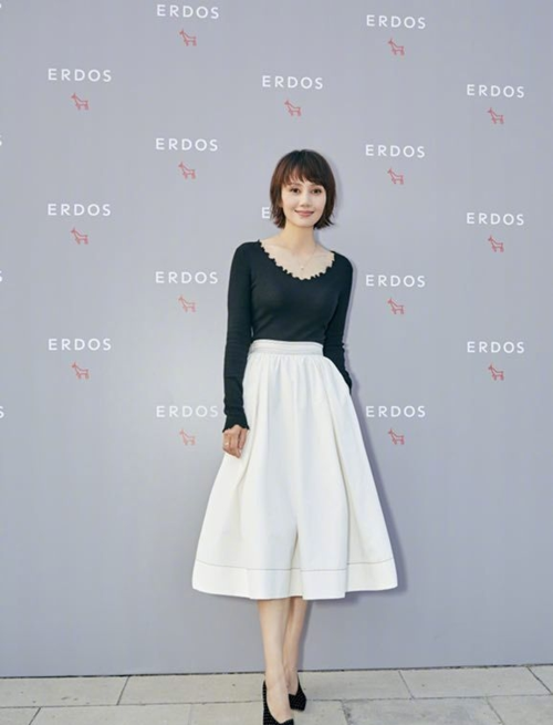 被袁泉的气质征服了,穿裸色雪纺连衣裙端庄典雅,美得太高级