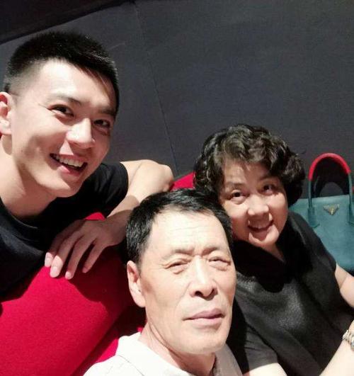 辽宁男篮杨鸣宣布退役是时候再见了曝杨鸣生二胎杨鸣老婆是谁