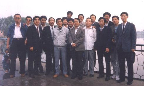 上两张照片是王新建1980年组织的稻香湖踏青活动.