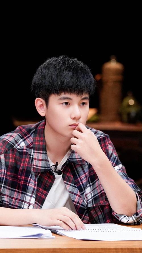 演员胡先煦,童星出道,演技出众,请看帅气少年的写真照