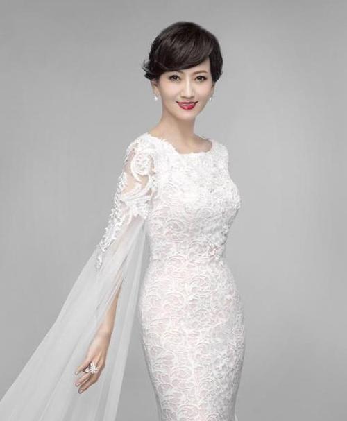 66岁赵雅芝晒近照,黑披风配大红唇变身女王,问粉丝a不