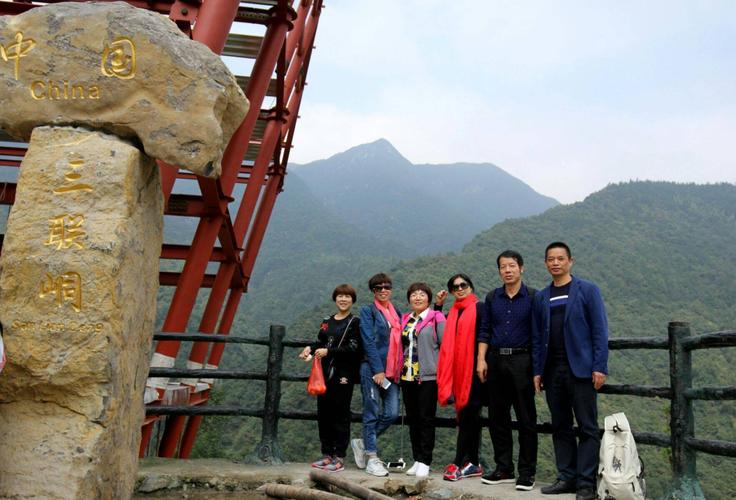 三联峒冰泉景区,位于湖南新化维山四都神象山内,距县城25公里,约30