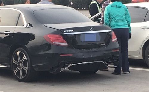 雷凌追尾奔驰e300l,车尾被撞出内伤,先赔30万