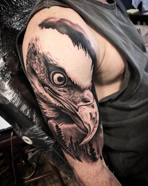 大臂黑灰写实鹰纹身图案