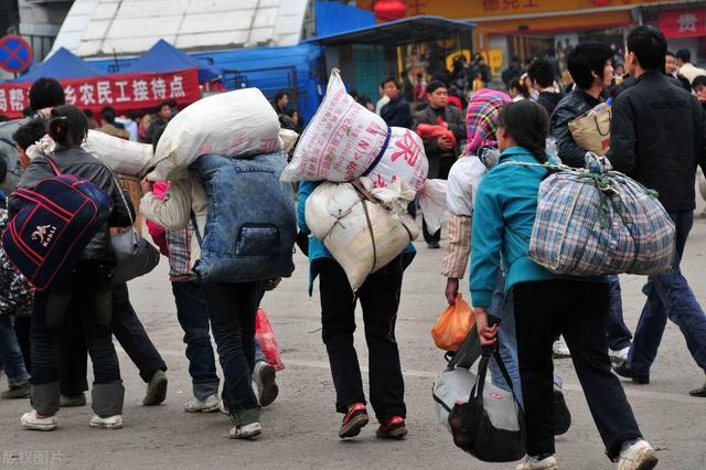 农民工春节返乡潮或消失3类人过年不回村有你吗