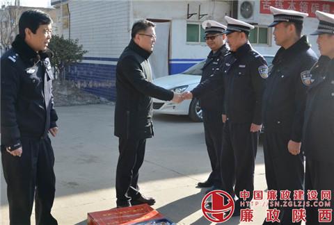 67白水县常务副县长王宏强春节前慰问交通民警