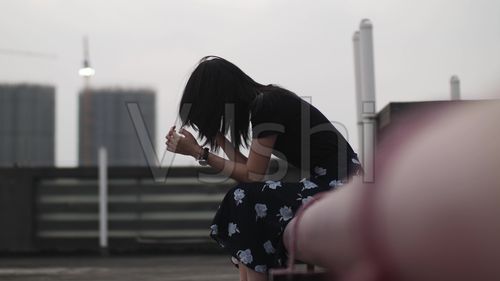 伤感女孩天台发泄情绪呐喊伤感4k视频素材_3840x2160