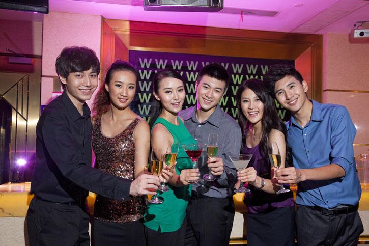 一群年轻人在ktv聚会