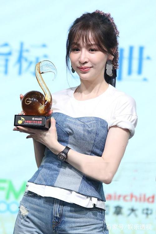 36岁王心凌扎马尾化身牛仔少女出席活动,脸已完全变样