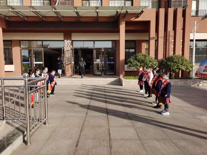 写美篇       衣校长首先提到,作为一所好学校,德馨珑湖小学拥有一流