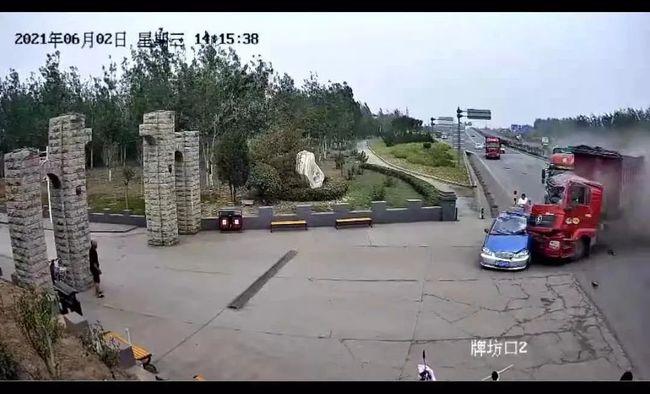 邯郸发生一起车祸,现场.