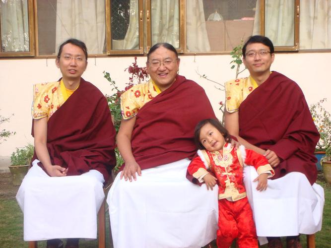 在吃完吉祥饭,喝完酥油茶之后,由智慧金刚仁波切代表全体僧众,向萨迦