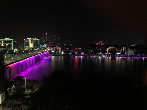 《我的故乡》  我的故乡在广西容县,我家住在绣江河边.