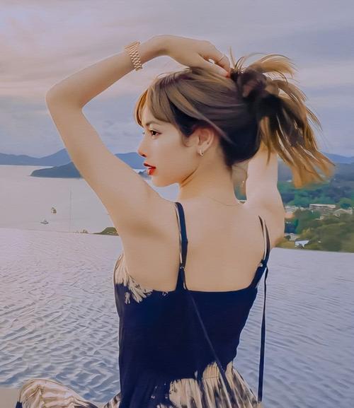 lisa穿粉色条纹设计的泳衣,搭配黑色短裤 简单又显身材