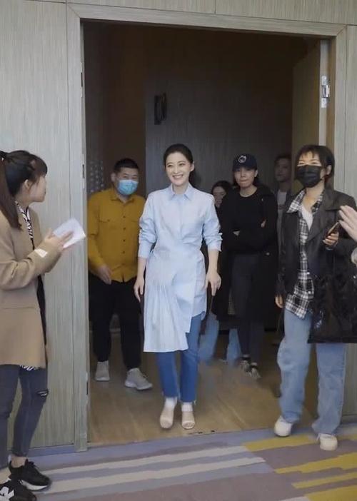 45岁梅婷不输年轻小姑娘,衬衫裙搭牛仔裤秀美腿,混搭意外时髦