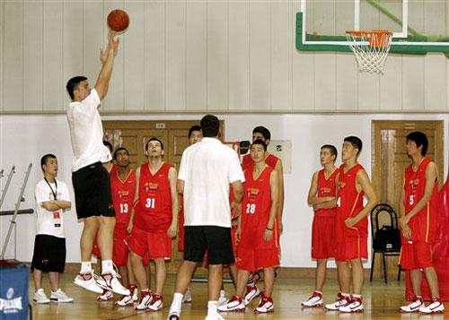 图文-姚明参加篮球无疆界活动 一丝不苟示范投篮