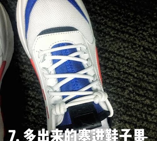 07,将多余的鞋带塞进鞋子里,美美的鞋带就系好了.