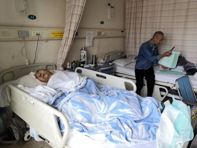 老爷子住院两年了,最初儿子陪伴左右,后请护工护理,做饭送饭喂饭由大