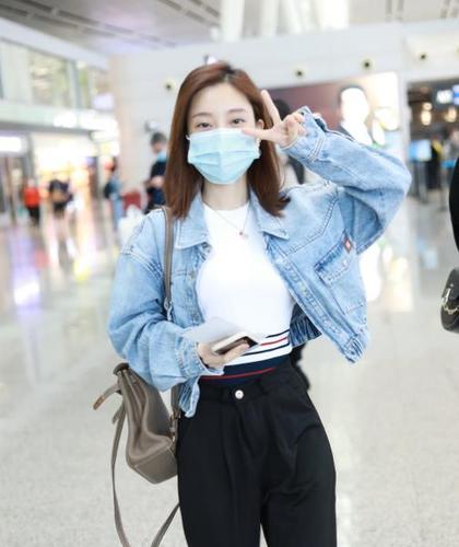 杨幂机场照风靡全网,冯提莫牛仔造型惊艳亮相,网友:都