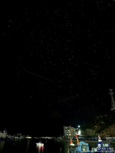 半夜里一个人又在门口拍星空了,这次的比前面好看点了,但是一会又被
