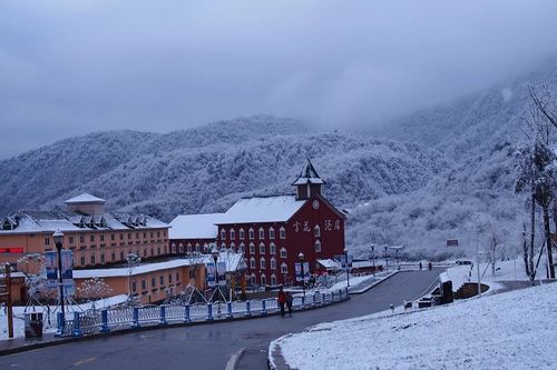 寒冬里在西岭雪山就可以享受雪花纷飞的视觉盛宴