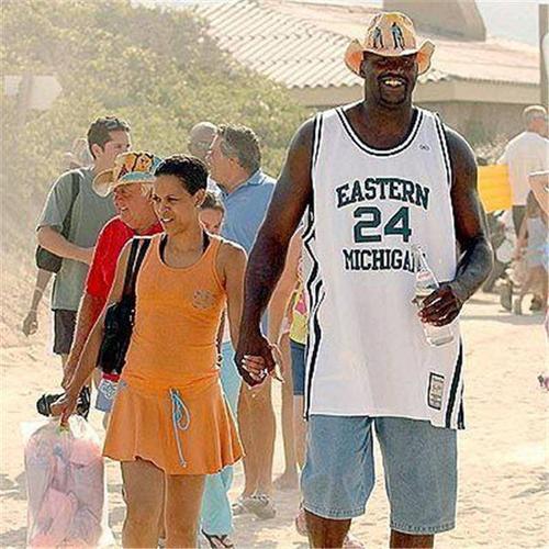 "沙奎尔·奥尼尔,相信大家肯定都知道,作为中锋的他,凭借2米16的身高