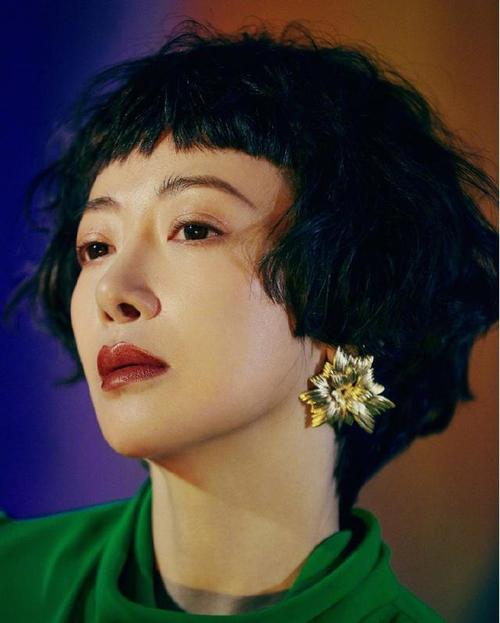 陈紫函45岁逆生长剪狗啃短发颜值惊艳复古连衣裙港味十足