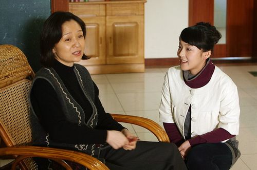 第24集潘凤凰在商场目睹毛锋与龙瑾牵手亲昵,十分气愤,找豆豆理论.